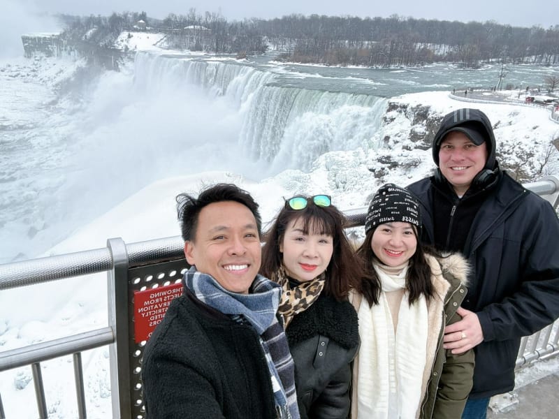 Cả nhà chị Lan Ka trước thác Niagara đóng băng. 'Đây là tấm hình gia đình đẹp nhất từ trước tới giờ' — chị nói vậy.